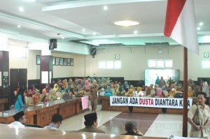 suasana DPRK saat didatangi tenaga honor k2, selasa 11 Maret 2014 (LG/Iqoni RS)