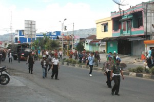 massa PA menuju umah Reje Ilang. (LG)