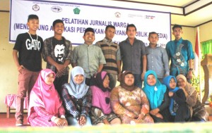 jurnalis warga usai mengikuti pelatihan jurnalistik di SMK 1 Takengen, berfoto bersama dengan tim logica-2 (foto Imran/Jurnalis warga)