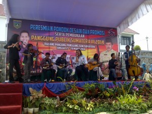 peringati hari teater seduni di Padangpanjang. (LG/Iwan Rantow)