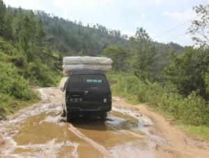 Badan Jalan Provinsi  dari Blangkejeren ke Terangun Terendam Lumpur (Foto: Alabaspos.com)