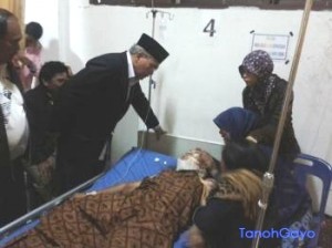 Bupati Aceh Tengah Nasaruddin, menjenguk korban longsor. (Foto dokumen Tanoh Gayo.)