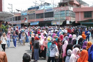 Suasana demo di Simpang Lima (LG/iqoni RS)