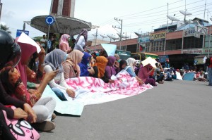 demi Gajah Putih tahan di sengat matahari dan duduk dipanasnya aspal. (LG/Iqoni RS)