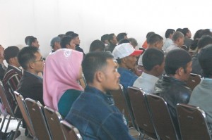 PPK yang mengajukan pengunduran diri, serius mengikuti pembahasan soal mundurnya mereka, dioprom Pemda Aceh Tengah, Jumat (4/4/2014) Foto (LG/Iqoni RS)