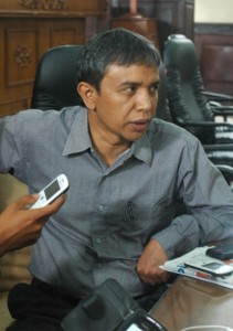 wajadal Muna, ketua Komisi A saat memberikan keterangan Pers, Sabtu (5/4/2014)