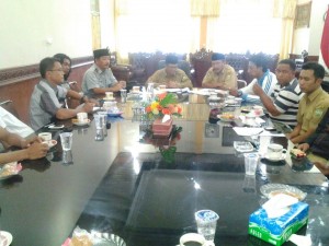 Perwakilan Pengurus Cabang Aceh Tengah yang mengikuti PORA melakukan Audiensi Dengan Wakil Bupati Aceh Tengah Drs,H. Khairul Asamara di Ruang Kerjanya, Rabu 7 Mei 2014