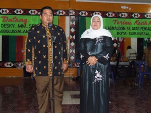 Pj. Walikota Subulussalam Drs. H. Martin Desky, MM didampingi Isteri memberikan kata sambutan pada saat acara lepas sambut Pj. Walikota Subulussalam di Lapangan Beringin 1 Agustus 2008 (Foto: Subulussalamkota.wordpress)