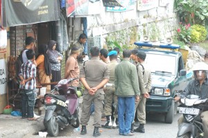 Petugas Satpol PP pada awala Ramadan 2014 / 1435 H. Terlihat petugas mengamankan lokasi pasar (Foto /LG Iqoni RS)