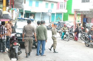 Awal Ramadhan Satpol PP Aceh Tengah menertibkan pedagang sayur, karena lokasi ini akan dipergunakan untuk pedagang makanan berbuka puasa. (LOG/Iqoni RS)