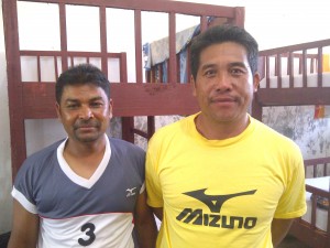 Marzuki dan Jailani, pelatih volly pasir, usai mengikuti pertandingan memberikan keterangan kepada Lintas Gayo.