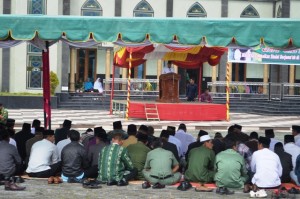 Wakil Bupati Bener Meriah, Rusli M. Saleh, sedang menyampaikan sambutan dihadapan jamaah dari unsur muspida dan muspika plus (Foto: Fz-Lintas Gayo)