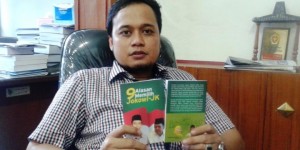 Ketua GP Ansor Jember, Jawa Timur, Ayub Junaidi, menunjukkan buku (KOMPAS.com/ Ahmad Winarno)