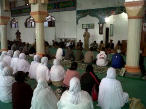 Suasana manasik haji di Bener Meriah, saat Kemenag, Ridwan Qari menyampaikan pesan seputar haji (LG/Al)