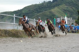 Terlihat para joki yang sudah mendarah daging, tanpa pengaman justru nekat memacu kudanya. (LG/Iqoni RS)