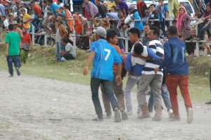 joki yang jatuh harus digotong untuk mendapatkan perawatan medis