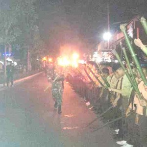 Api obor yang berasal dari bupati, ahirnya sambung menyambung, sehingga suasana malam memeriahkan HUT RI berubah meriah (LG/Iqoni RS)