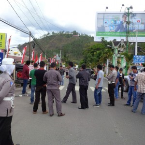 Aparat kepolisian mengawasi aksi demo (LG/Iqoni RS)