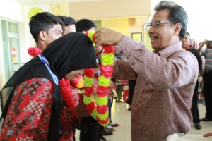 Kepala Dinas Pendidikan Aceh, Drs. Anas M. Adam, M.Pd sematkan bunga kepada juara lks nasional