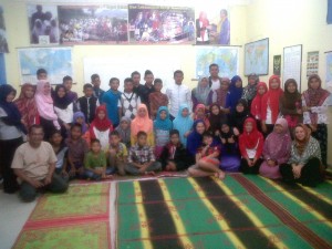 Anak panti dan pengurus Yayasan Modern Noorden berfoto bersama dengan  Dian Alyan (Foto/ Abdullah) 