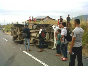 Terbalik, mobil boks pengangkut minuman terbalik setelah bertabarakan dengan kijang grand (LG/Fajri)