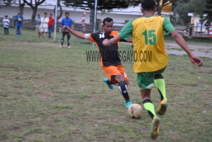 Tim sepak bola Bank Aceh Takengon dan tim Gatan FC berebut bola dalam rangka HUT Korpri ke 43 di Aceh Tengah. (Foto Zan.KG)