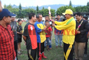 Penyerahan Piala dalam rangka pertandingan sepak bola dalam rangka HUT KORPRI ke 43 Kamis, 18 September 2014 (Foto: Zan.KG)