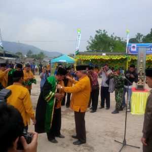 Bupati Aceh Tengah, Nasaruddin menyebabkan jubah dewan hakim pada pembukaan MTQ ke-31 tingkat Kabupaten setempat. Foto: IST