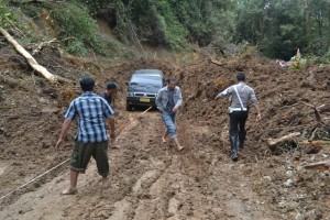 Mobil yang terperangkap terpaksa ditarik dengan mempergunakan sling (Foto/Dok Lantas Polres Aceh Tengah)