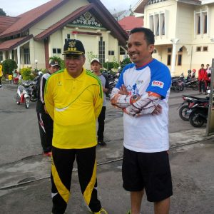 Kadisbudpar Aceh, Reza Fahlevi berbincang dengan Bupati Aceh Tengah, Nasaruddin, sesaat sebelum melepas ABCC2, Selasa (14/10/2014) Foto: IST