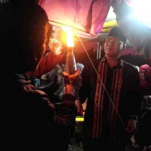 Bupati Aceh Tengah, Nasaruddin, saat menghidupkan api lampion (LG/Iqoni RS)