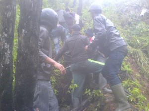 Tolong korban laka di Linueng bulen (Foto/ Helmi) 