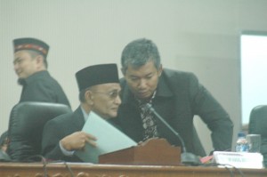 Subandy, Sekwan Aceh Tengah, menjelang mundur dari persidangan, terlihat berbicara serius dengan Zulkarnain, wakil pimpinan sementara DPRK Aceh Tengah (Foto/ Dok LG)