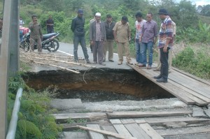 Jembatan putus: Akibat banjir bandang, jembatan Gemboyah, antara kecamatan Linge dan Jagong putus dihantam banjir