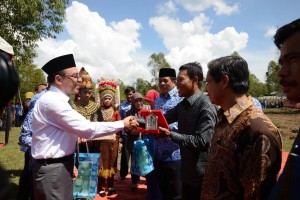 Rektor ISBI Aceh Dr H Akmal Ahmad, menyerahkan cendera mata kepada Bupati Aceh Besar, Mukhlis Basyah