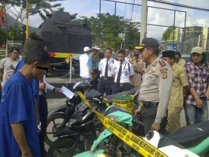 berikan keterangan kepada Kapolres, terlihat tersangka pemerkosa tertunduk.