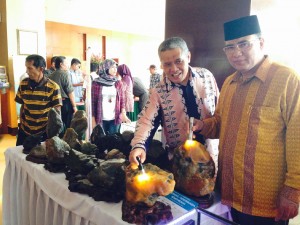 Bupati Aceh Tengah, Nasaruddin bersama Bupati Bener Meriah, ‎Ruslan Abdul Gani menunjukkan salah satu batu kualitas super ketika dipamerkan di Banda Aceh beberapa waktu lalu.