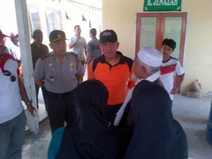 Kapolres Aceh Tengah AKBP. Dodi Rahmawan mendengarkan suara hati keluarga korban dan memberikan pengertian kepada mereka. (Foto/ Dok Polres)