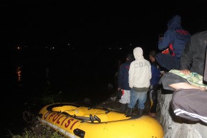 Suasana pencarian korban yang diseret arus Pesangan, terlihat tim pada malam hari tetap melakukan pencarian ( foto/ Abdullah)