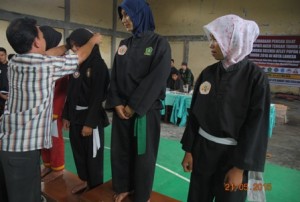 IId Fitrasani Kabid Pemuda dan Olaharga mengalungan medali pada Kejuaran Pencak Silat Piala Bupati Aceh Tengah  (Foto : Zan.KG)