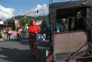 Gerakan Mahasiswa Nasional Indonesia (Gmni) Aceh, turun ke jalan galang dana untuk muslim Rohingya yang saat ini berada di Aceh. Rabu 19 Mei 2015 ( Foto : Zan,KG)