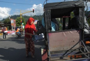 Gerakan Mahasiswa Nasional Indonesia (Gmni) Aceh, turun ke jalan galang dana untuk muslim Rohingya yang saat ini berada di Aceh. Rabu 19 Mei 2015 ( Foto : Zan,KG)