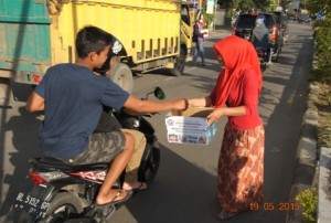 Gerakan Mahasiswa Nasional Indonesia (Gmni) Aceh, turun ke jalan galang dana untuk muslim Rohingya yang saat ini berada di Aceh. Rabu 19 Mei 2015 ( Foto : Zan,KG)