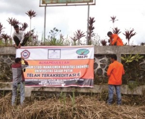 Pemasangan Sepanduk Fakultas Ekonomi Gajah Putih Takengon Telah Terakreditasi B