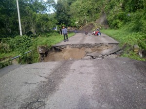 badan jalan yang terputus (LG/ Iwan Rantow)