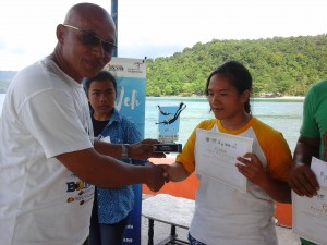 SALAWATI atlit selam asal POSSI Aceh Tengah, mendapat juara  kedua, dalam kompetisi diving  katagori fin swimming putri pada Pulo Weh Dive Festv yang berlangsung di Gapang, Sabang, 6-7 Juni 2015. Salawati menerima hadiah berupa tropy, piagam penghargaan dan uang tunai senilai Rp 1 juta. Hadiah diserahkan oleh Ketuam tim dewan juri, Dahlan ZA. (Foto : Iwan Bahagia)