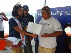 USMAR ISMAIL, atlit selam asal POSSI Aceh Tengah, mendapat juara dalam kompetisi diving  katagori Bouya ce putra pada Pulo Weh Dive Festv yang berlangsung di Gapang, Sabang, 6-7 Juni 2015. Usmar Ismail menerima hadiah berupa tropy, piagam penghargaan dan uang tunai senilai Rp 1 juta. Hadiah diserahkan oleh Miss Scuba 2014 Indonesia. (Foto : Iwan Bahagia)