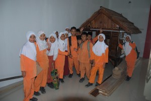 Siswa kelas IV dan V SD Negeri 10 Takengen Berkujung  Ke Musium Negeri Gayo Jum’at, 5 Juni 2015   (Foto : Zan.KG)