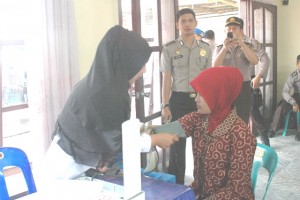 anggota Polwan Polres Aceh Tengah saat dites darahnya untuk donor (Foto/dok LG)