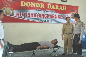 Kasat Samapta Polres Aceh Tengah saat melakukan donor darah, terlihat dr Hardi Yanis dan Kapolres Dodi Rahmawan mendampinginya. (Foto/dok LG)